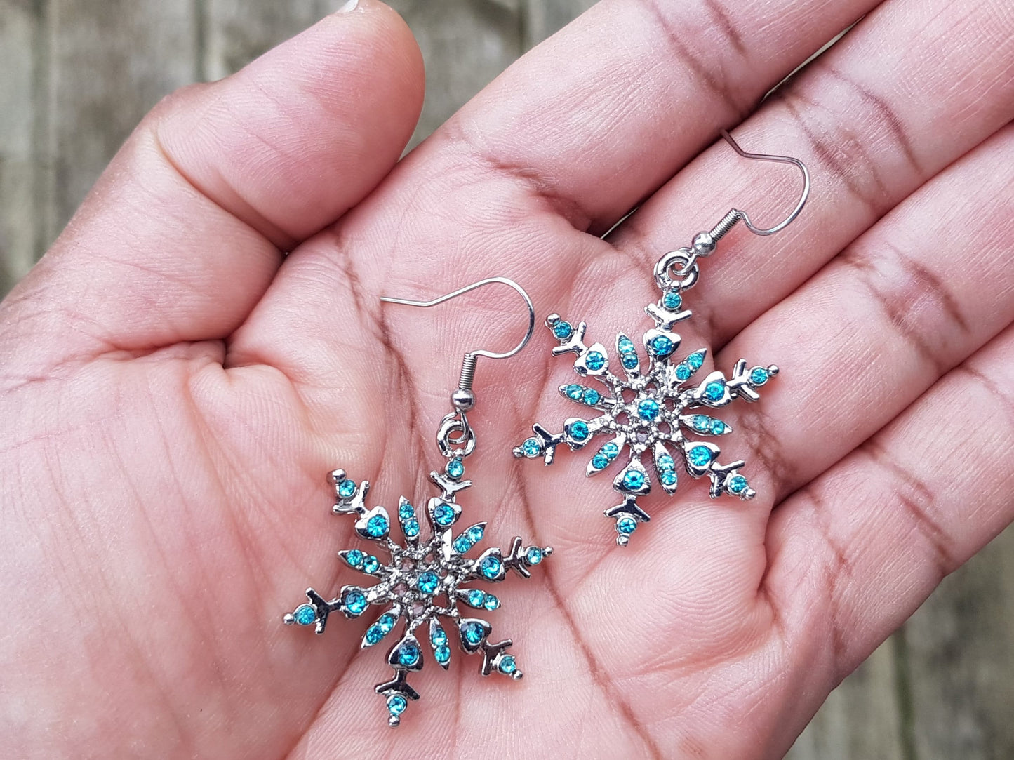 Boucles d’oreilles flocon de neige faites à la main - Boucles d’oreilles de Noël hypoallergéniques