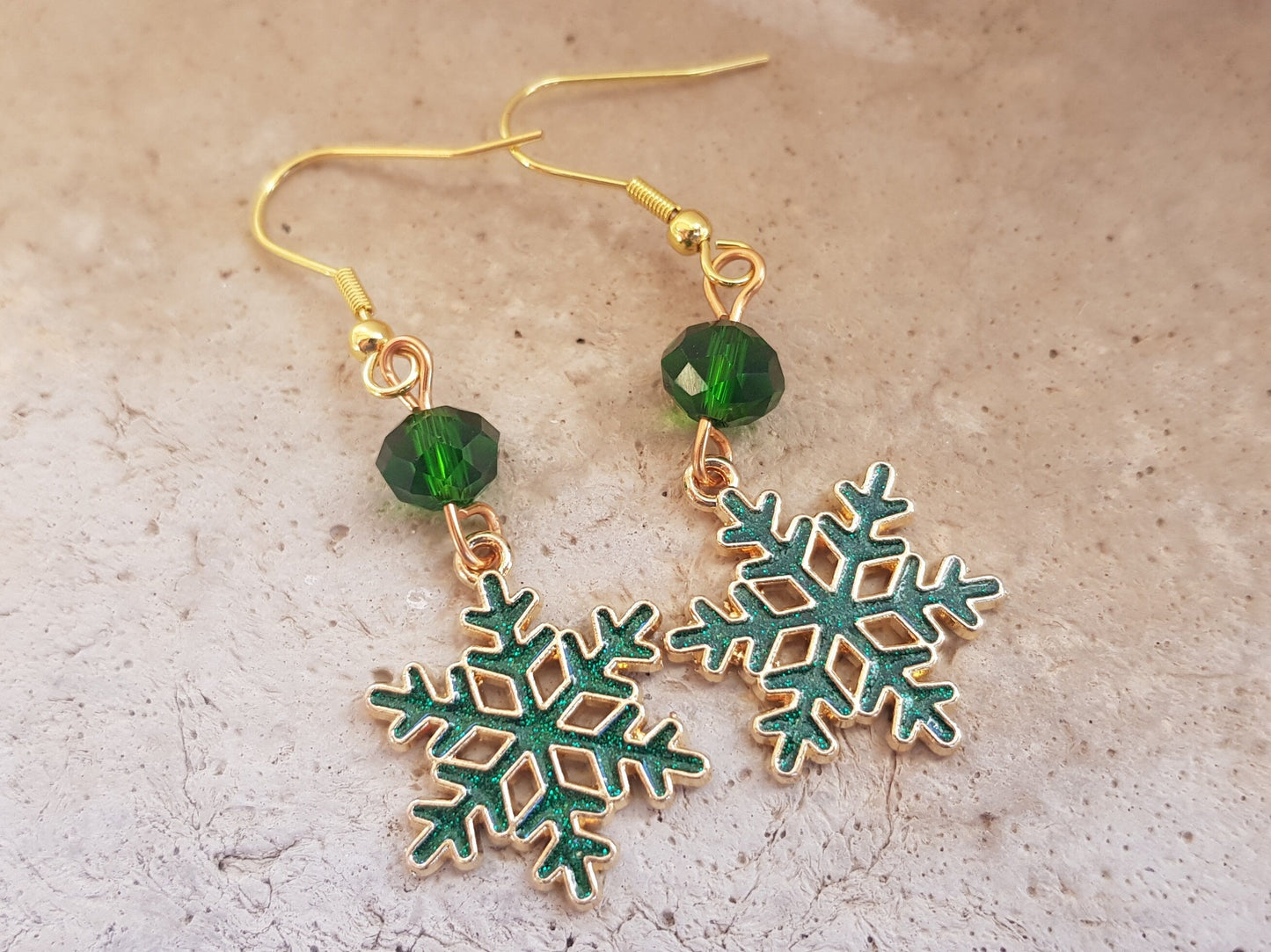 Boucles d’oreilles en flocon de neige faites à la main - Cadeau hypoallergénique fait à la main pour les femmes - Boucles d’oreilles de Noël - Bijoux d’hiver - Boucles d’oreilles de vacances festives