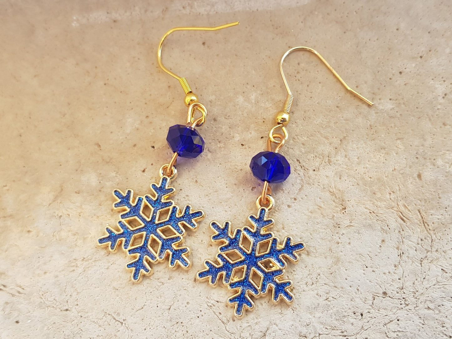 Boucles d’oreilles en flocon de neige faites à la main - Cadeau hypoallergénique fait à la main pour les femmes - Boucles d’oreilles de Noël - Bijoux d’hiver - Boucles d’oreilles de vacances festives