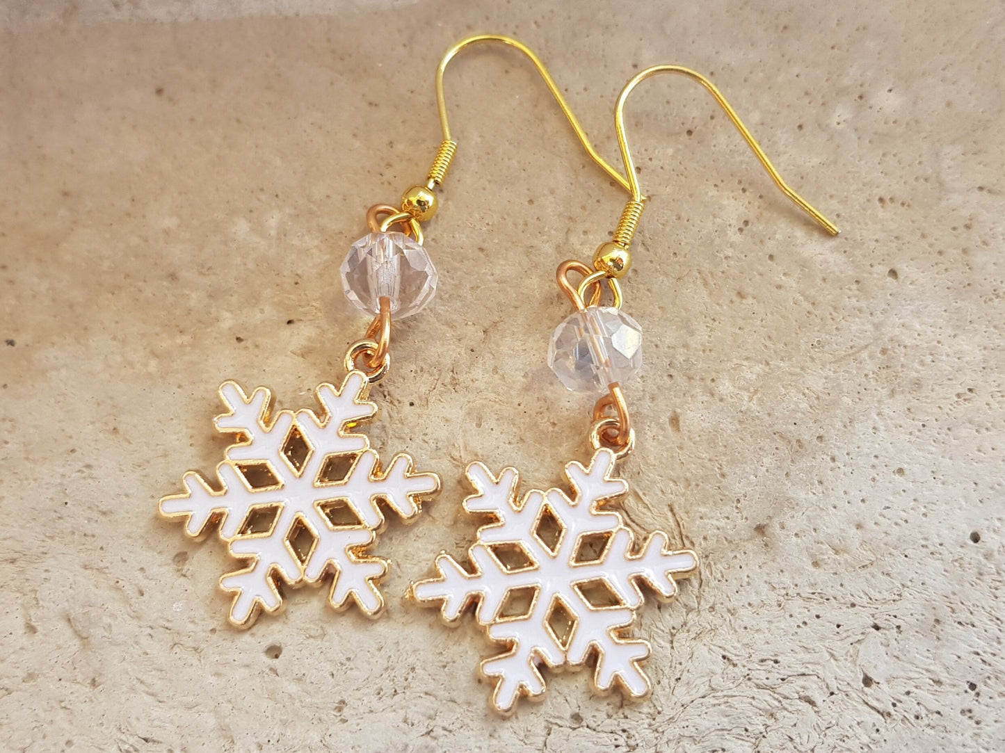 Boucles d’oreilles en flocon de neige faites à la main - Cadeau hypoallergénique fait à la main pour les femmes - Boucles d’oreilles de Noël - Bijoux d’hiver - Boucles d’oreilles de vacances festives