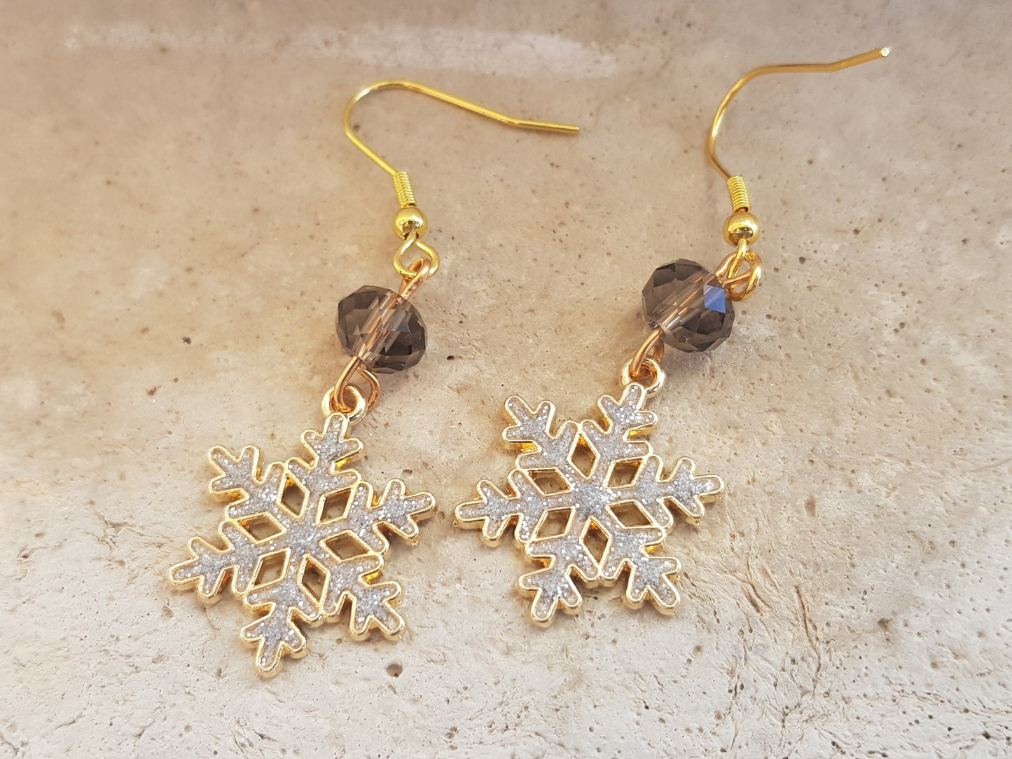 Boucles d’oreilles en flocon de neige faites à la main - Cadeau hypoallergénique fait à la main pour les femmes - Boucles d’oreilles de Noël - Bijoux d’hiver - Boucles d’oreilles de vacances festives