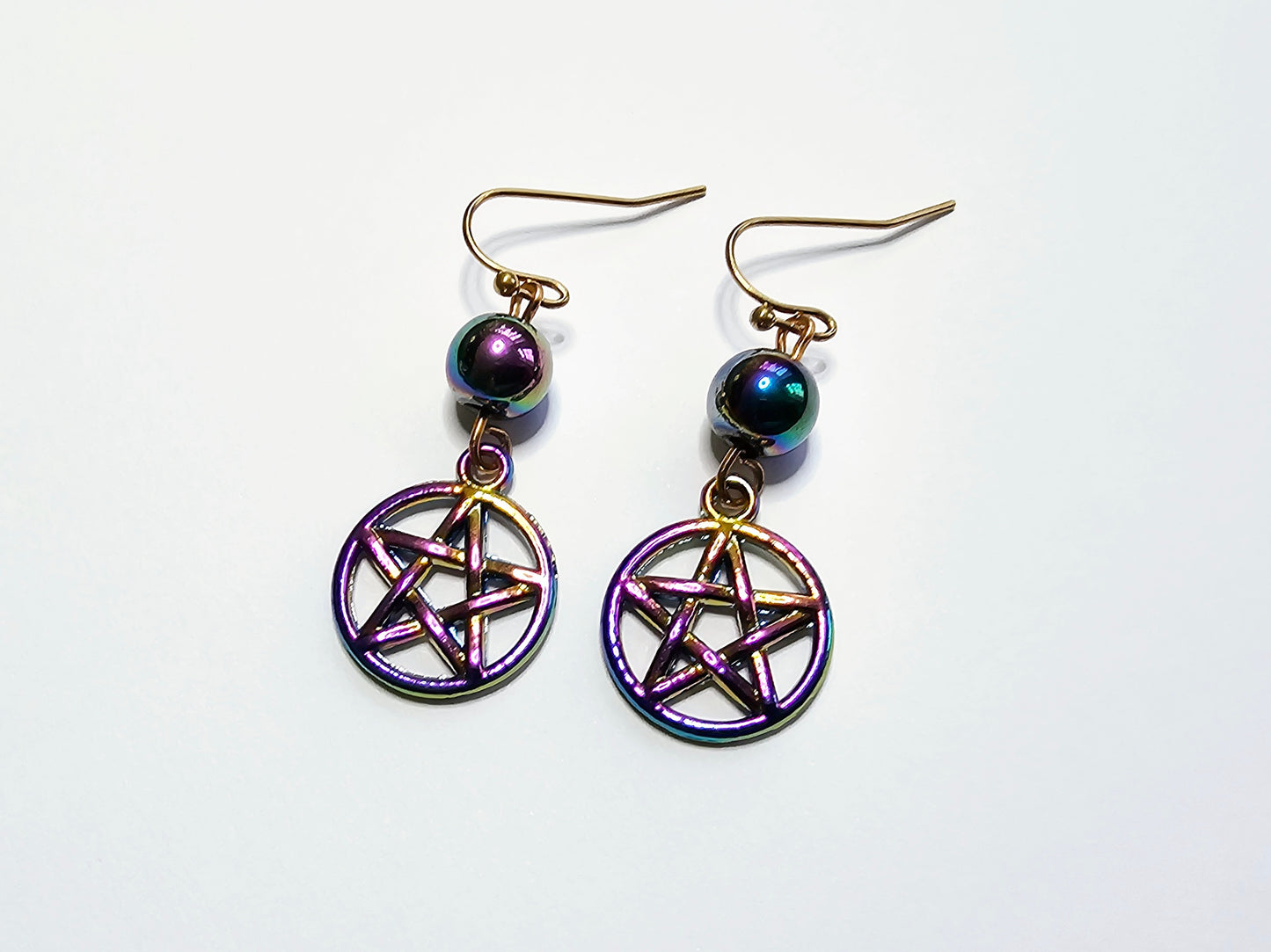 a pair of earrings with a pentagramil on it