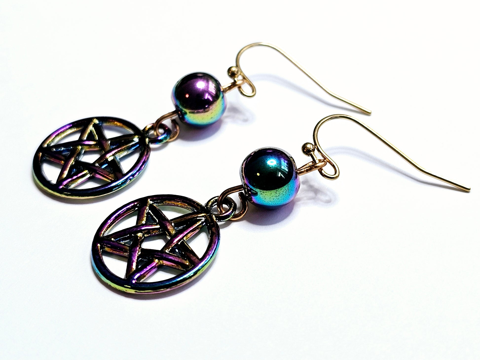 a pair of earrings with a pentagramil on them