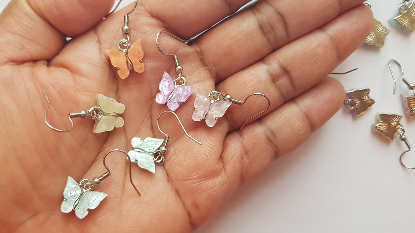 Boucles d’oreilles papillon pastel, cadeau de Noël hypoallergénique, boucles d’oreilles en titane, cadeau d’amant de papillon, bijoux d’insectes, vente Cyber ​​Monday