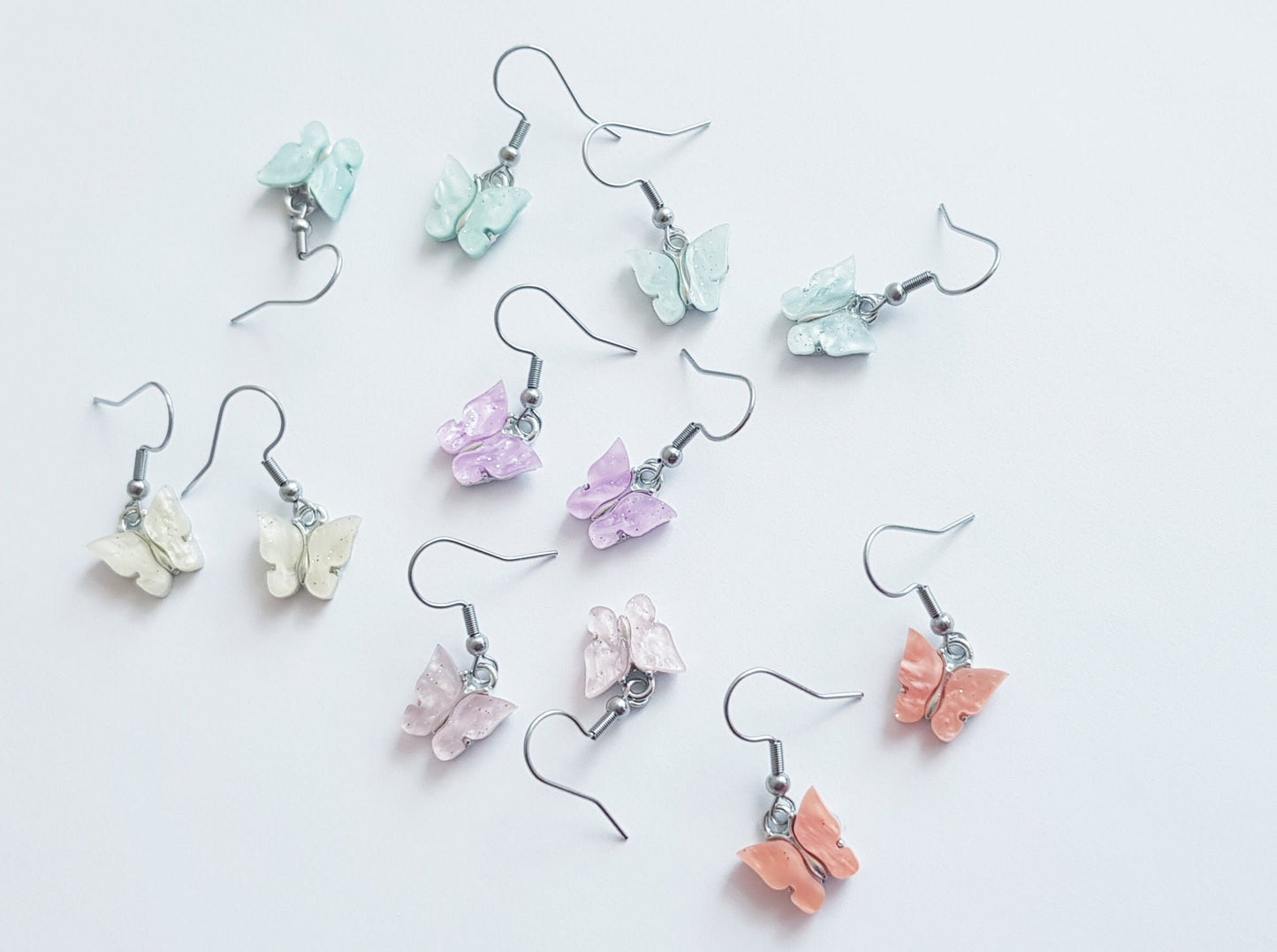 Boucles d’oreilles papillon pastel, cadeau de Noël hypoallergénique, boucles d’oreilles en titane, cadeau d’amant de papillon, bijoux d’insectes, vente Cyber ​​Monday