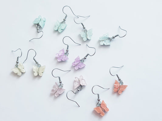 Boucles d’oreilles papillon pastel, cadeau de Noël hypoallergénique, boucles d’oreilles en titane, cadeau d’amant de papillon, bijoux d’insectes, vente Cyber ​​Monday