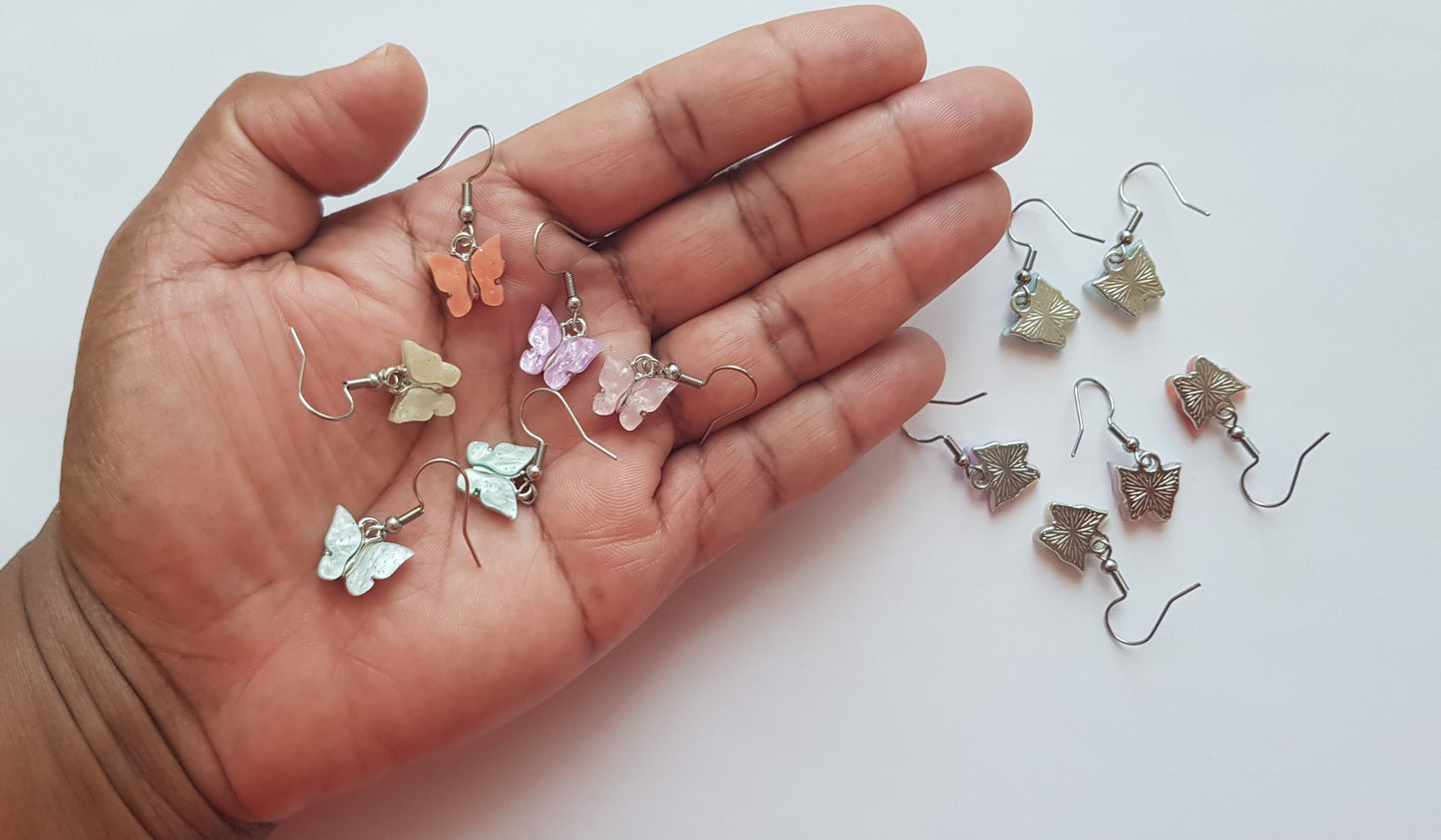 Boucles d’oreilles papillon pastel, cadeau de Noël hypoallergénique, boucles d’oreilles en titane, cadeau d’amant de papillon, bijoux d’insectes, vente Cyber ​​Monday