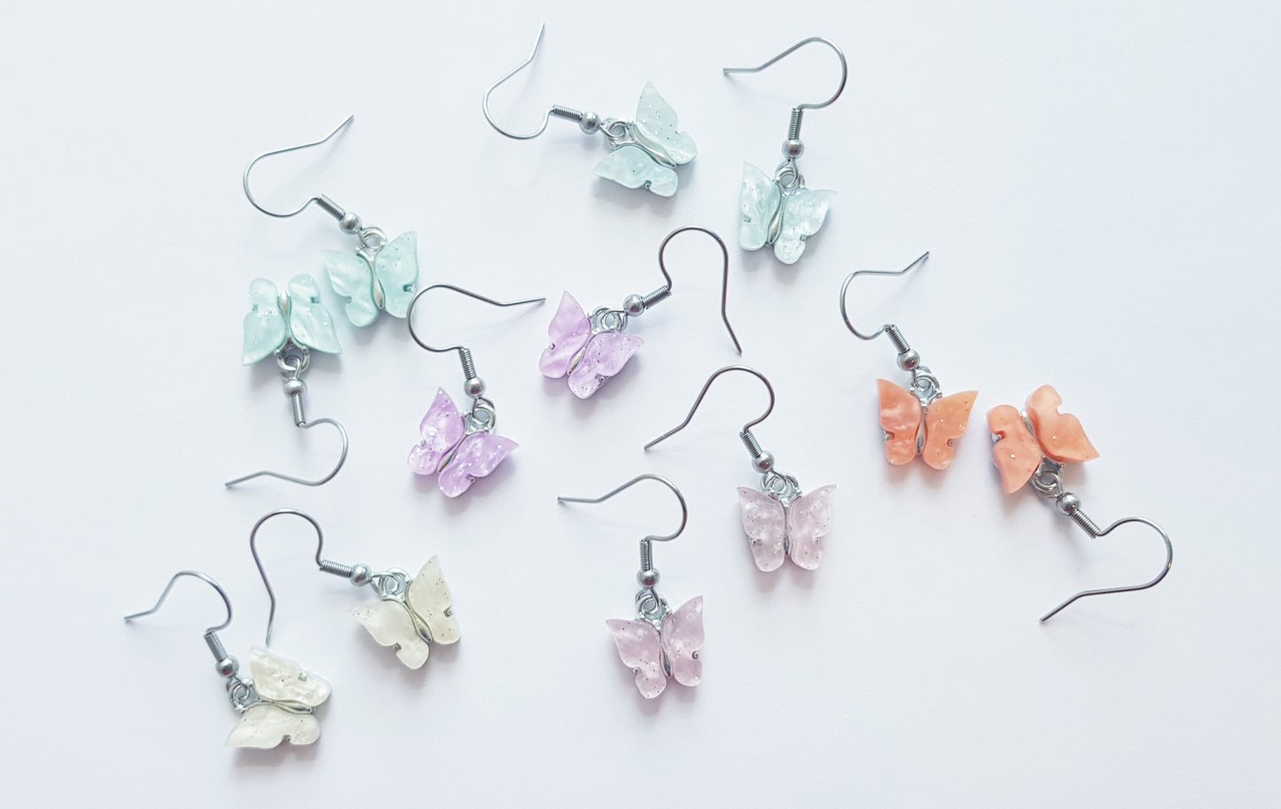 Boucles d’oreilles papillon pastel, cadeau de Noël hypoallergénique, boucles d’oreilles en titane, cadeau d’amant de papillon, bijoux d’insectes, vente Cyber ​​Monday