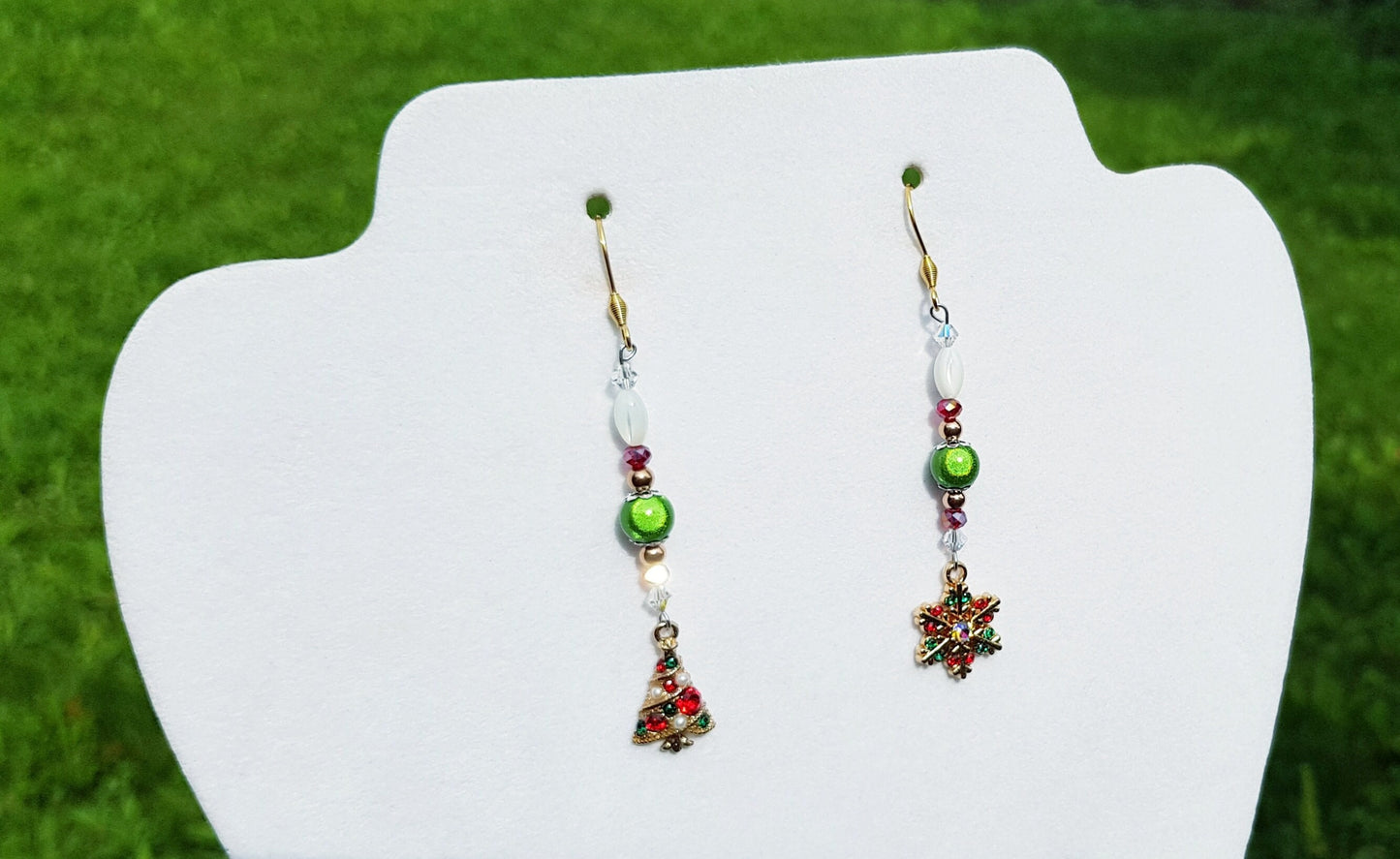 Boucles d’oreilles de Noël en pierres précieuses dépareillées faites à la main - Boucles d’oreilles hypoallergéniques pour arbre de Noël et flocon de neige