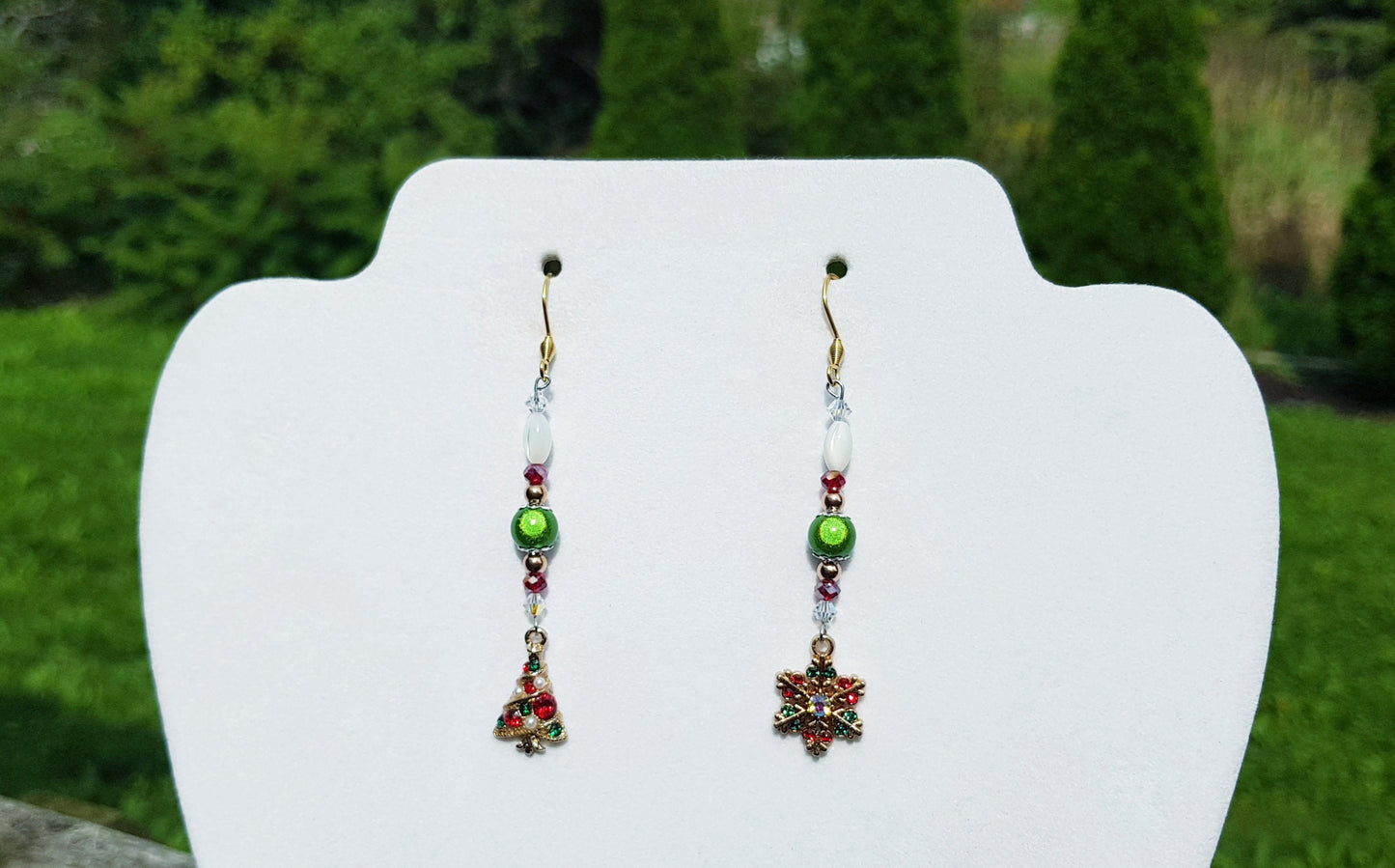 Boucles d’oreilles de Noël en pierres précieuses dépareillées faites à la main - Boucles d’oreilles hypoallergéniques pour arbre de Noël et flocon de neige