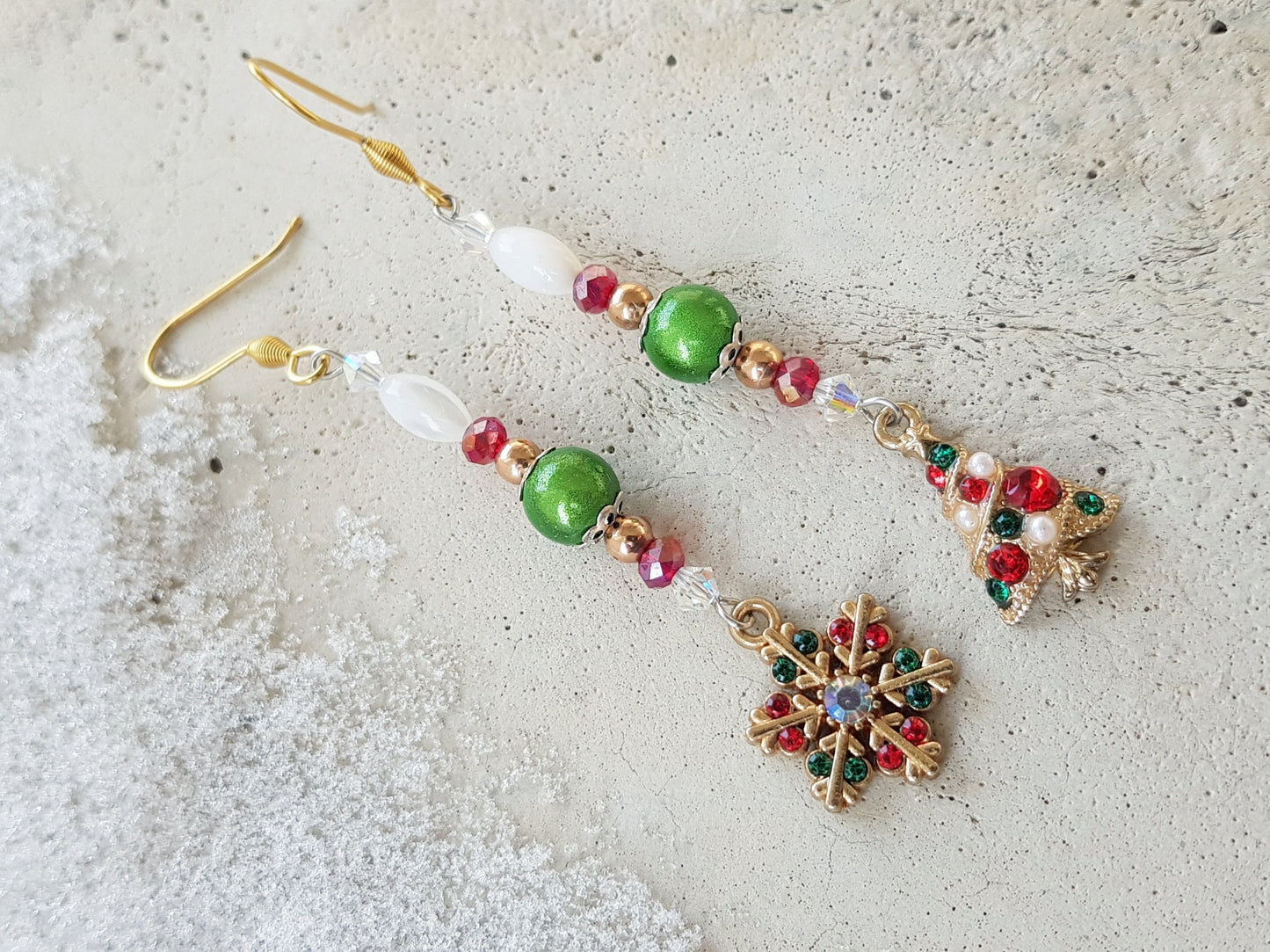 Boucles d’oreilles de Noël en pierres précieuses dépareillées faites à la main - Boucles d’oreilles hypoallergéniques pour arbre de Noël et flocon de neige