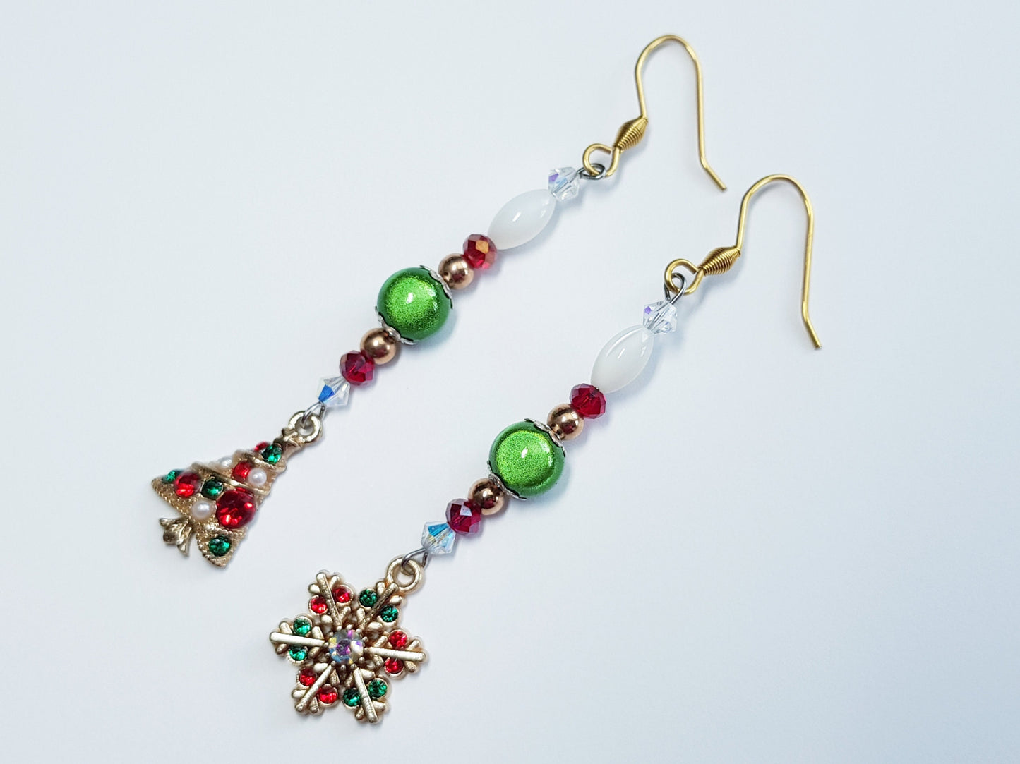 Boucles d’oreilles de Noël en pierres précieuses dépareillées faites à la main - Boucles d’oreilles hypoallergéniques pour arbre de Noël et flocon de neige