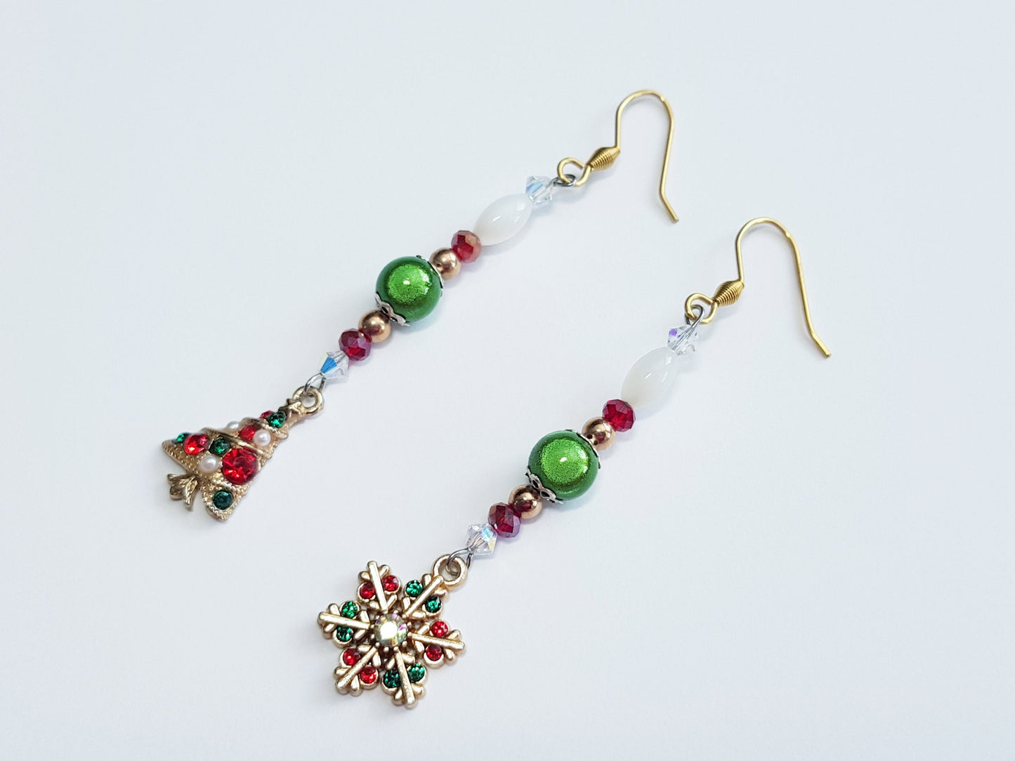 Boucles d’oreilles de Noël en pierres précieuses dépareillées faites à la main - Boucles d’oreilles hypoallergéniques pour arbre de Noël et flocon de neige