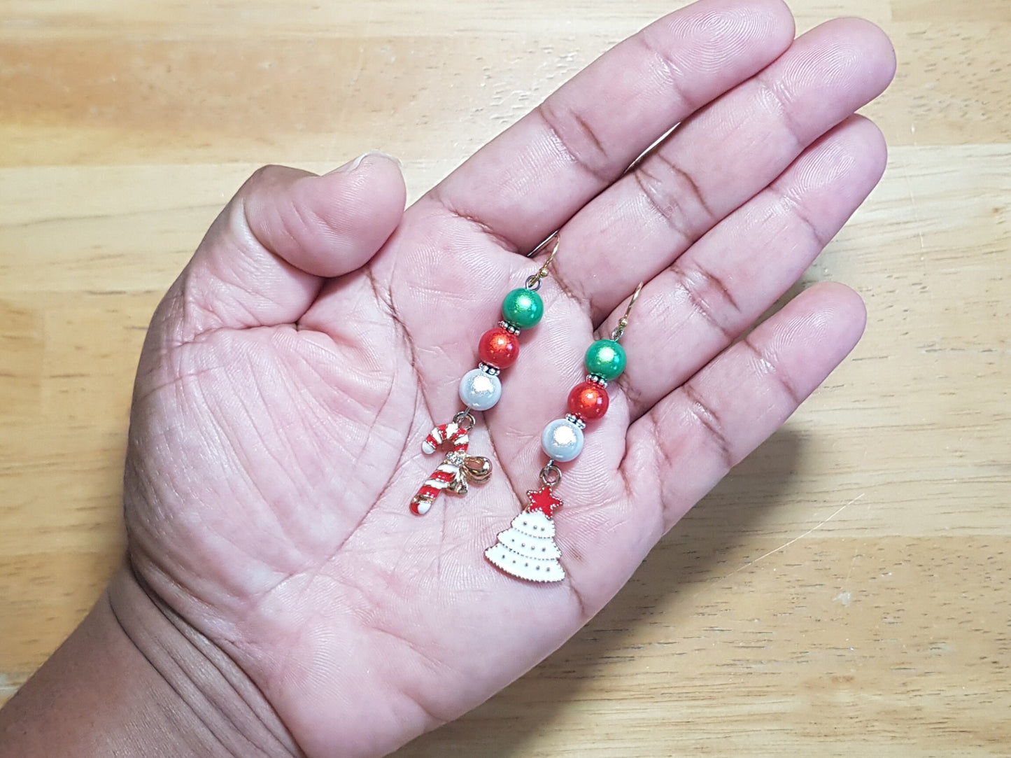 Boucles d’oreilles dépareillées pour arbre de Noël et canne à sucre, boucles d’oreilles hypoallergéniques pour arbre de Noël, Noël faits à la main, boucles d’oreilles en titane, bijoux faits à la main