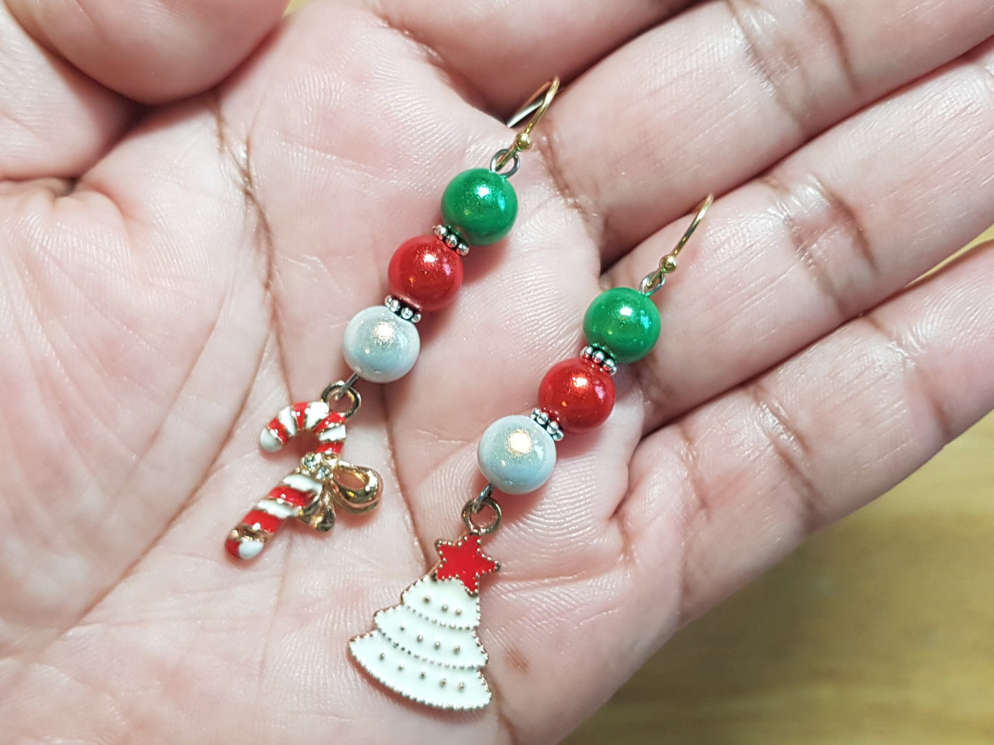 Boucles d’oreilles dépareillées pour arbre de Noël et canne à sucre, boucles d’oreilles hypoallergéniques pour arbre de Noël, Noël faits à la main, boucles d’oreilles en titane, bijoux faits à la main