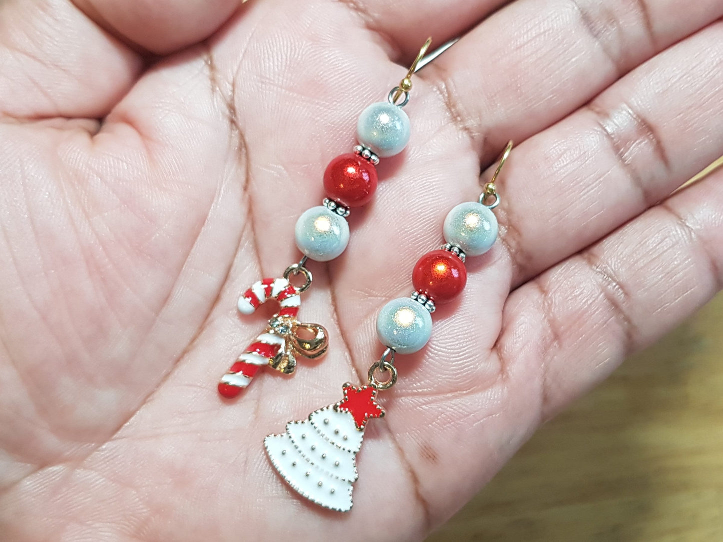 Boucles d’oreilles dépareillées pour arbre de Noël et canne à sucre, boucles d’oreilles hypoallergéniques pour arbre de Noël, Noël faits à la main, boucles d’oreilles en titane, bijoux faits à la main