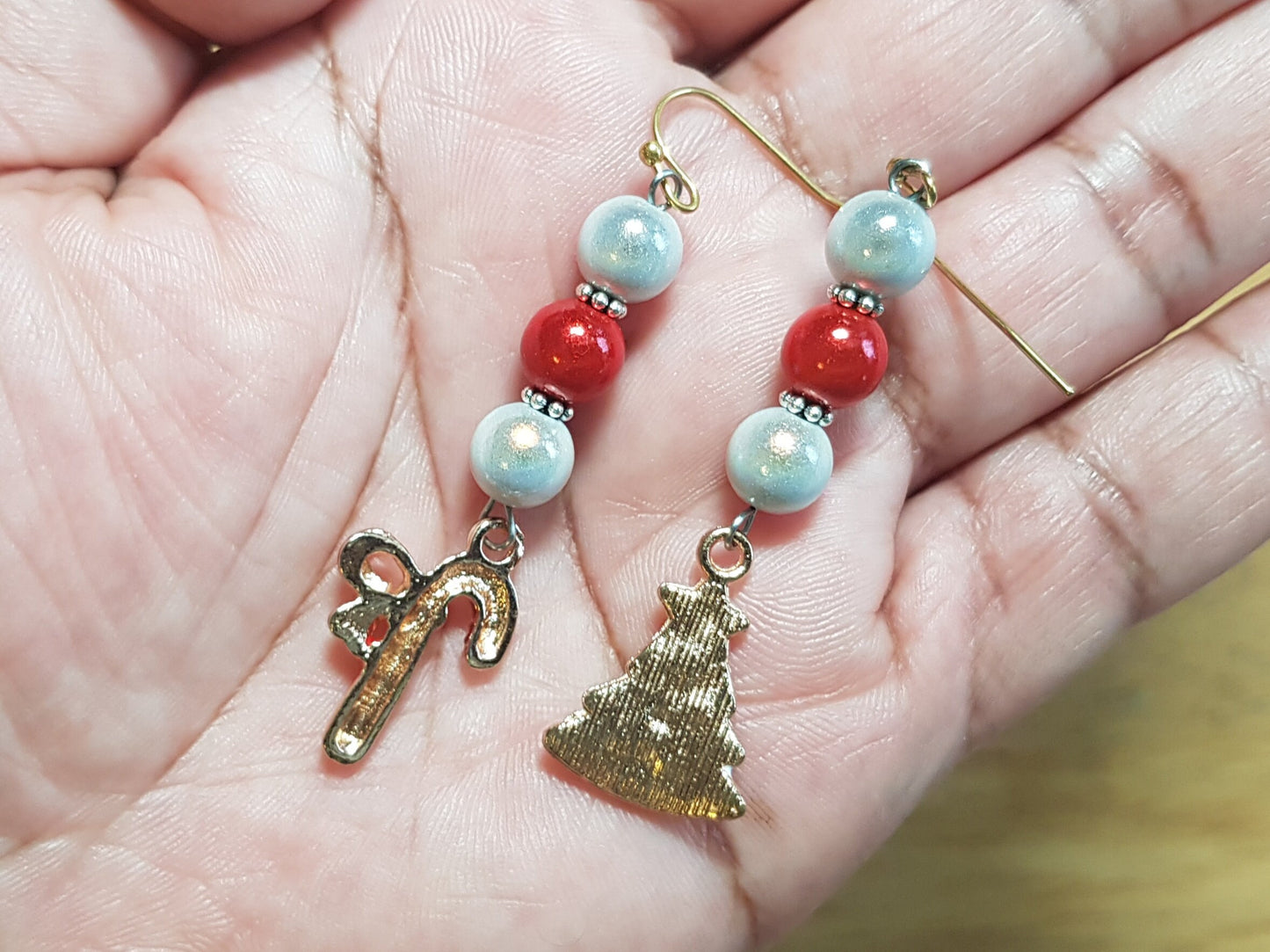 Boucles d’oreilles dépareillées pour arbre de Noël et canne à sucre, boucles d’oreilles hypoallergéniques pour arbre de Noël, Noël faits à la main, boucles d’oreilles en titane, bijoux faits à la main