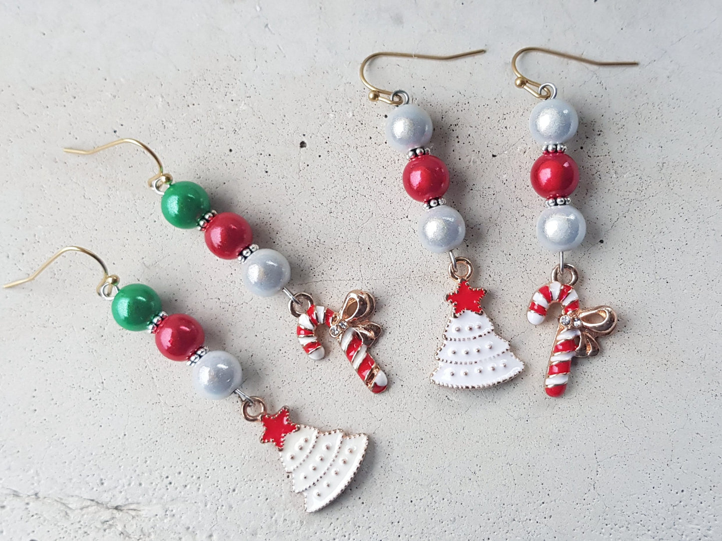 Boucles d’oreilles dépareillées pour arbre de Noël et canne à sucre, boucles d’oreilles hypoallergéniques pour arbre de Noël, Noël faits à la main, boucles d’oreilles en titane, bijoux faits à la main