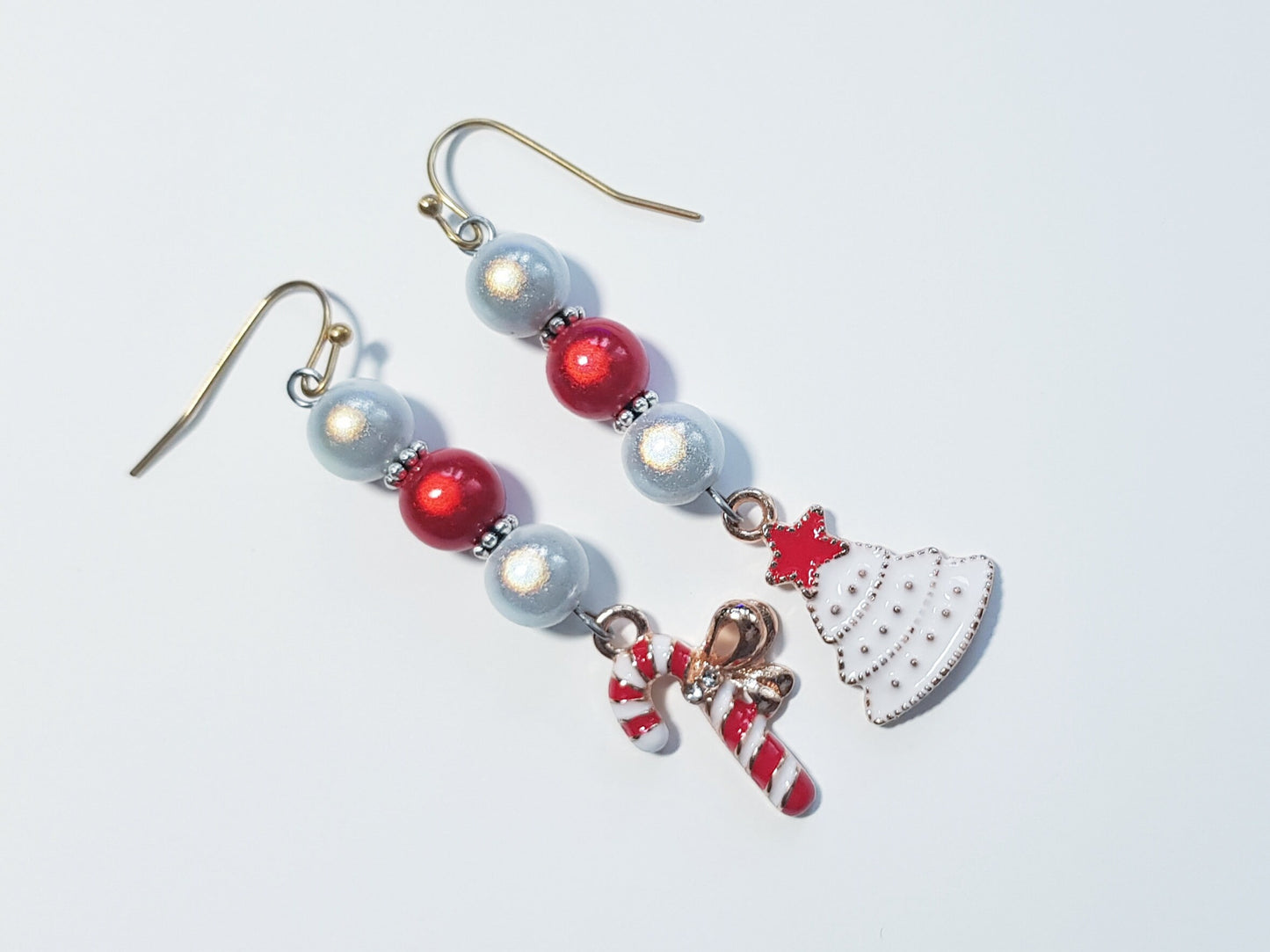 Boucles d’oreilles dépareillées pour arbre de Noël et canne à sucre, boucles d’oreilles hypoallergéniques pour arbre de Noël, Noël faits à la main, boucles d’oreilles en titane, bijoux faits à la main