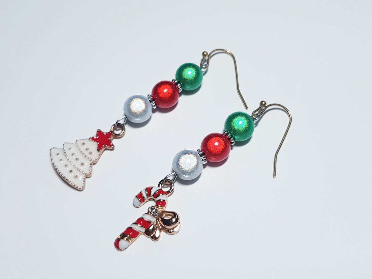 Boucles d’oreilles dépareillées pour arbre de Noël et canne à sucre, boucles d’oreilles hypoallergéniques pour arbre de Noël, Noël faits à la main, boucles d’oreilles en titane, bijoux faits à la main