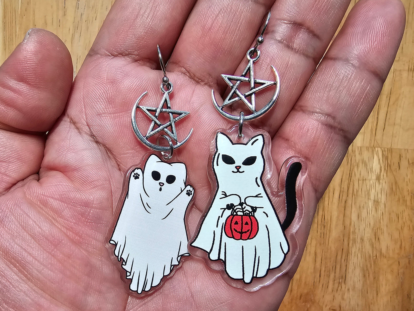 Boucles d’oreilles hypoallergéniques White Ghost Cat - Boucles d’oreilles pentagramme faites à la main - Boucles d’oreilles Lune et Étoile Halloween